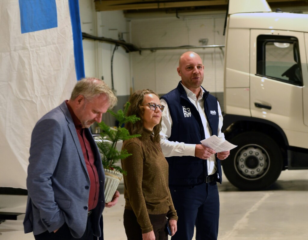 Stefan Hartzén håller tal vid invigningen av den nya produktionslokalen i Blomstermåla.